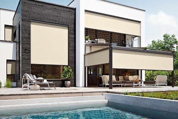 Die Vertikalmarkise VertiTex 2 in weiß an modernem Blockhaus mit Pool und Garten. Klicken um zu den Fenster- und Vertikalmarkisen zu gelangen.